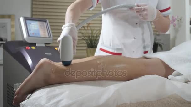 Depilacja laserowa i kosmetologii. Usuwanie włosów na nogach kobiety. w klinice kosmetyczne beauty spa. Kosmetologia procedury z terapeutą — Wideo stockowe