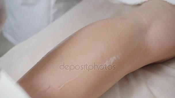 Lékař aplikuje gel na postupu. Closeup laserové epilace a kosmetice. Odstranění chloupků na nohách dámy. v kosmetickém beauty spa clinic. — Stock video