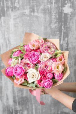 güzel lüks buket karışık kadın elinde. bir çiçek mağazası, çiçekçi iş