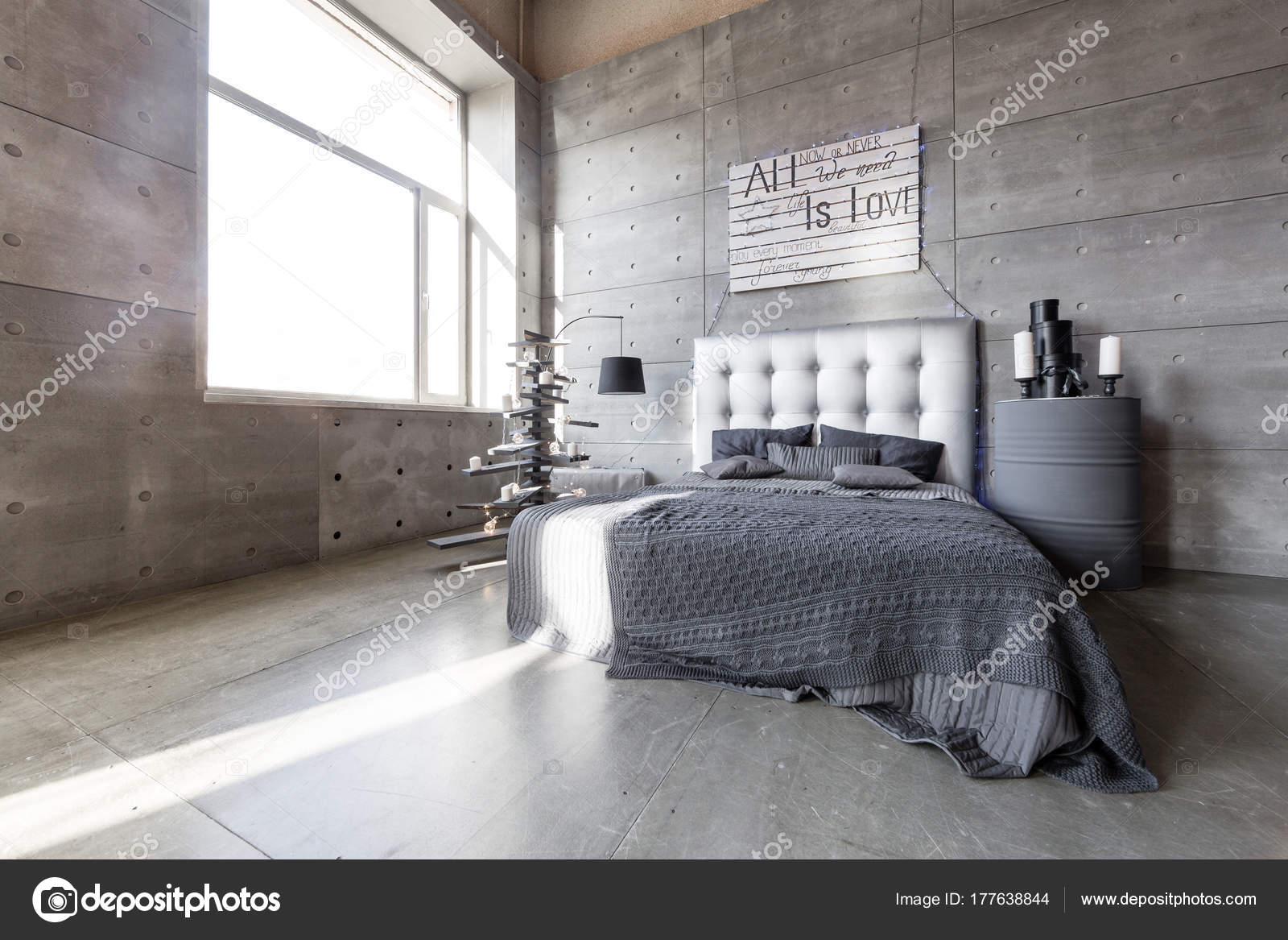 Camera da letto vuota moderna in stile loft con colori grigi e fatta ... Camera da letto vuota moderna in stile loft con colori grigi e fatta ...