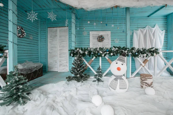 Χιονάνθρωπος Χριστουγεννιάτικη διακόσμηση. Βεράντα με στεφάνια ελάτης — Φωτογραφία Αρχείου