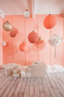 Çocuk odası pembe bir arka plan üzerinde büyük Noel topları