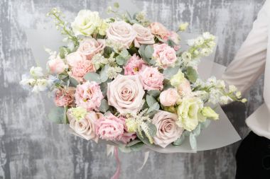 güzel lüks buket karışık kadın elinde. bir çiçek mağazası, çiçekçi iş