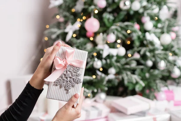 Női kezek gazdaság kis elegáns díszdobozban, szalaggal. Ünnepek és ünneplés koncepció. — Stock Fotó