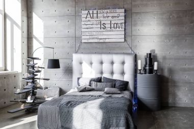 Loft tarzı gri renk ve ahşap el yapımı yılbaşı ağacı hediye ile modern boş yatak odası.