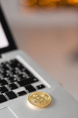 laptop klavye üzerinde para bitcoin. cryptocurrency ticaret kavramı. Hızlı büyüme para birimi. kopya alanı