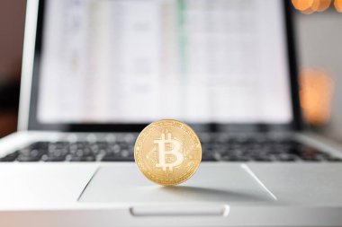 laptop klavye üzerinde para bitcoin. cryptocurrency ticaret kavramı. Para hızlı büyüme.