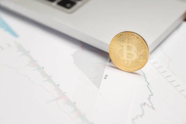 laptop klavye üzerinde para bitcoin. cryptocurrency ticaret kavramı. Para hızlı büyüme.