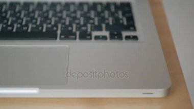 sikke bitcoin laptop klavye için düşüyor. cryptocurrency ticaret kavramı. Hızlı büyüme para birimi. ağır çekimde 180 iplik