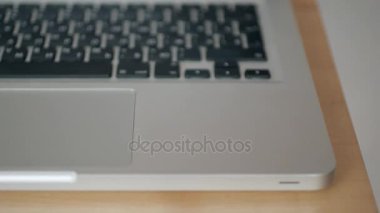 sikke bitcoin laptop klavye için düşüyor. cryptocurrency ticaret kavramı. Hızlı büyüme para birimi. ağır çekimde 180 iplik