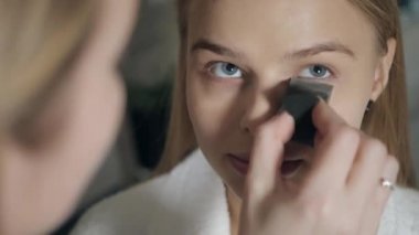 toz temel fırça. Makyaj sanatçısı güzel makyaj sarışınlar modeli oluşturma. Güzellik ve Spa merkezi kavramı