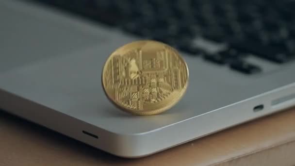 Pièce Bitcoin sur le clavier de l'ordinateur portable. le concept de crypto-monnaie de négociation. La croissance rapide de la monnaie. tournant au ralenti 180 — Video