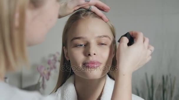 Poeder basis borstel. Visagist maken mooie make-up voor blondjes model. Beauty en Spa centrum concept — Stockvideo