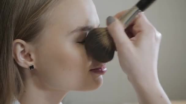 Puderbasisbürste. Make-up-Artist, die schöne Make-up für Blondinen Modell. Schönheits- und Wellness-Center-Konzept — Stockvideo