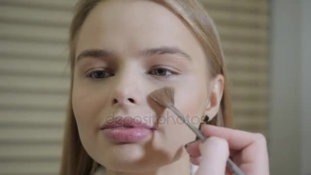 Puderborste bas. Makeupartist skapar vackra makeup för blondiner modell. Beauty och Spa centre concept — Stockvideo