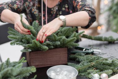 Atölye Noel dekor kendi elleriyle. Noel tatil için çam dalları ile ahşap kutu. Yeni yıl kutlama. Dekoratif süsler yapmak ana sınıfı