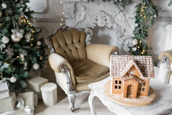 Caseiro casa de gengibre no fundo quarto decorado para o Natal . — Fotografia de Stock