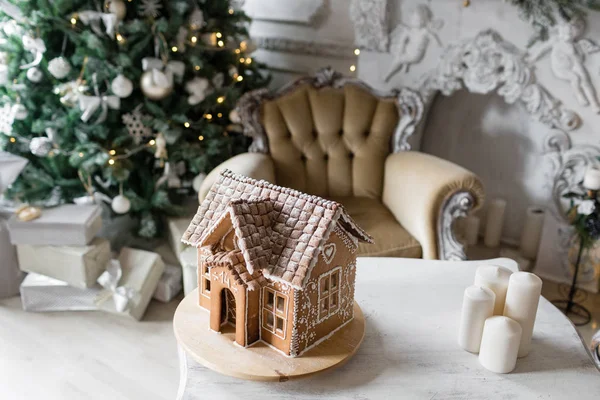 Caseiro casa de gengibre no fundo quarto decorado para o Natal . — Fotografia de Stock