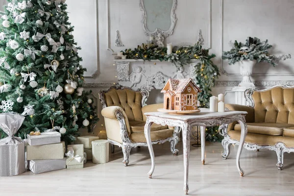 Caseiro casa de gengibre no fundo quarto decorado para o Natal . — Fotografia de Stock