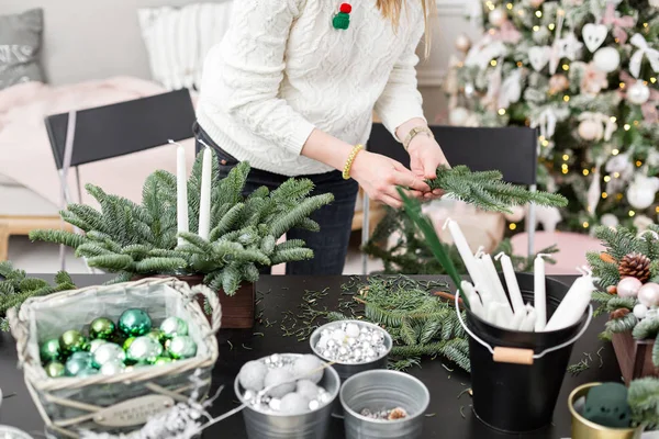 그들의 자신의 손으로 크리스마스 장식의 워크숍입니다. 크리스마스 휴가 위한 전나무와 나무 상자. 새 해 축 하입니다. 장식적인 장신구를 만들기에 마스터 클래스 — 스톡 사진