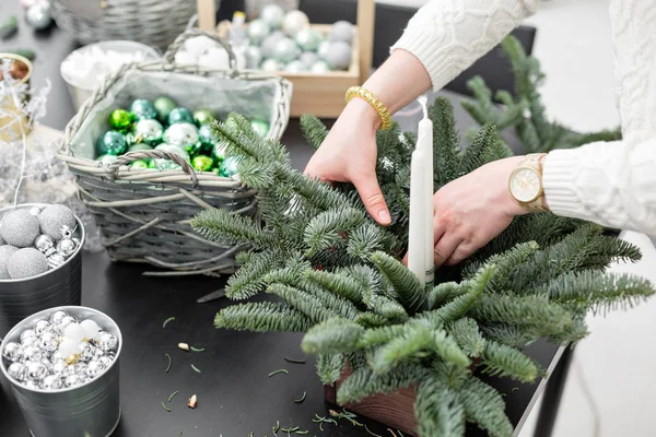 Workshop van Christmas decor met hun eigen handen. Kerst houten doos met spar takken voor de vakantie. De nieuwe jaarviering. Masterclass op het maken van decoratieve ornamenten — Stockfoto