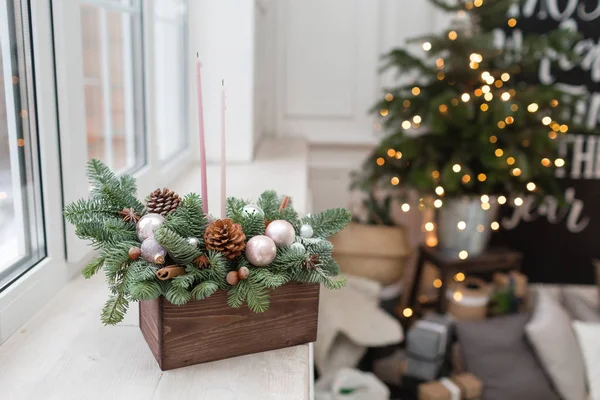 The finished version. Workshop of Christmas decor with their own hands. Christmas wooden box with fir branches for the holiday. The new year celebration. Master class on making decorative ornaments — ストック写真