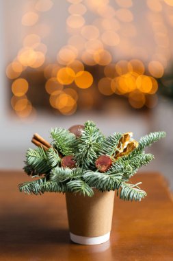 Tekne ahşap bir masa üzerinde kahve bardakları kağıt. Noel süsleri çam ağacı ile kahve kavramı. Arka plan bokeh ampul garland üzerinde