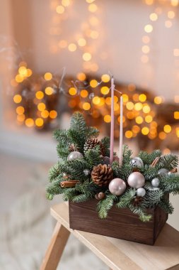 mumlar ve duman darbe. Atölye Noel dekor kendi elleriyle. Noel tatil için çam dalları ile ahşap kutu. Yeni yıl kutlama.