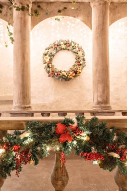 Studio veya Tiyatro sahne. Giriş merdiven ve sütunlar ile eski bir mimaride. Çelenk ve çam dalları ile Noel dekorasyon