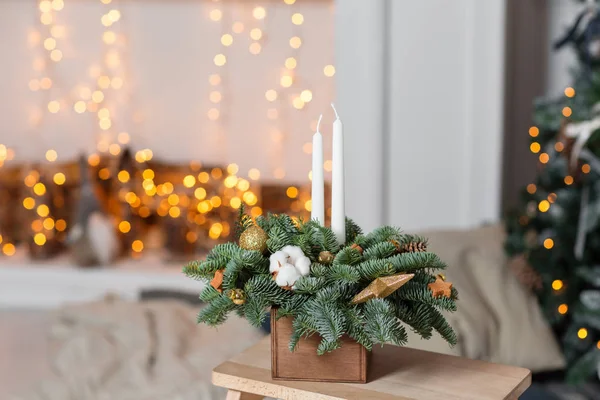 Oficina de decoração de Natal com suas próprias mãos. Caixa de madeira de Natal com ramos de abeto para o feriado. A celebração do ano novo. — Fotografia de Stock