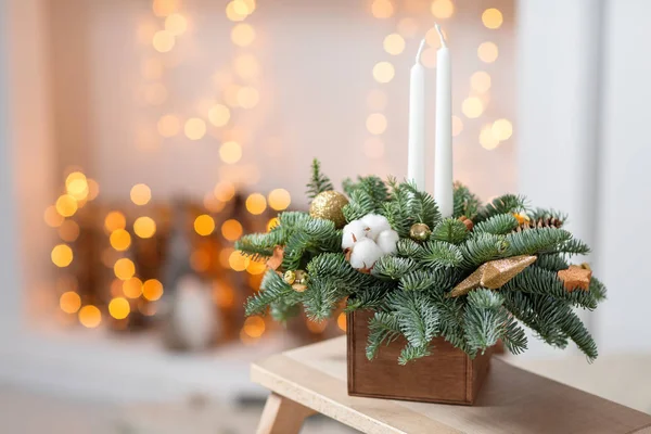 Oficina de decoração de Natal com suas próprias mãos. Caixa de madeira de Natal com ramos de abeto para o feriado. A celebração do ano novo. — Fotografia de Stock