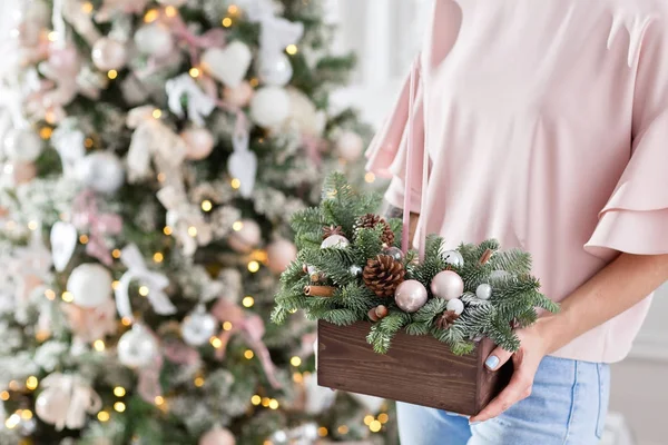 Warsztaty świątecznego wystroju własnymi rękami. Bożonarodzeniowe drewniane pudełko z gałązkami jodły na wakacje. Święto Nowego Roku. — Zdjęcie stockowe
