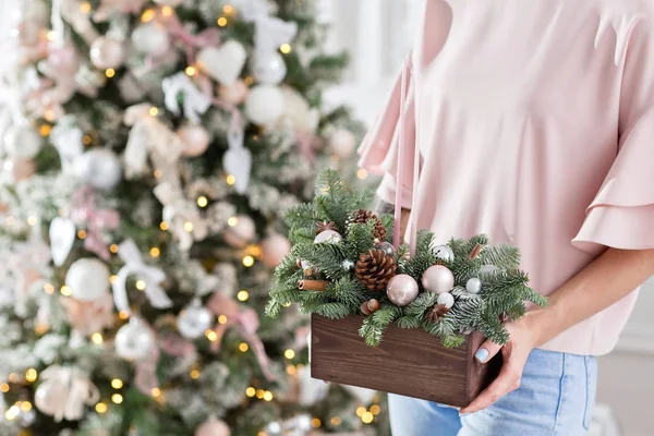 Oficina de decoração de Natal com suas próprias mãos. Caixa de madeira de Natal com ramos de abeto para o feriado. A celebração do ano novo. — Fotografia de Stock