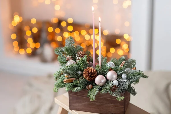 Пылающие свечи. Мастерская рождественского декора своими руками. Рождественская деревянная коробка с еловыми ветвями на праздник. Празднование нового года . — стоковое фото