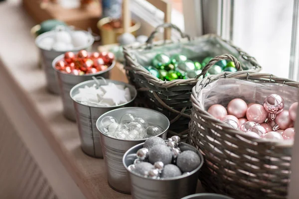 Vele versieringen. een heleboel kleurrijke, verschillende Christmas speelgoed klaar voor het versieren van het huis. gesorteerd op type in manden — Stockfoto