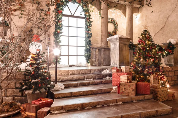 Het landschap van de Studio of theater. Ingang in een oude architectuur met trap en kolommen. Kerstdecoratie met guirlandes en Spar takken — Stockfoto