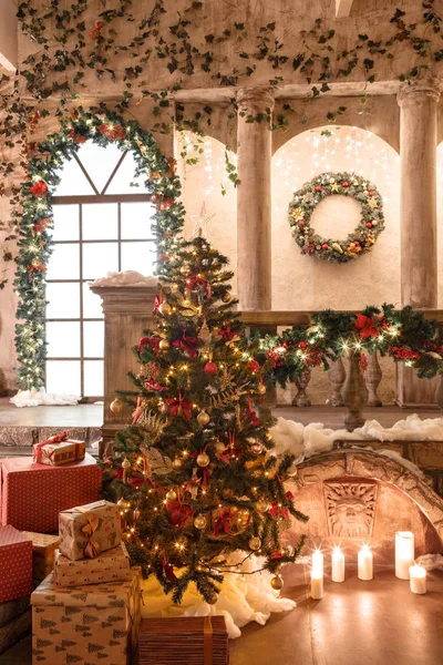 O cenário do Estúdio ou teatro. Entrada em uma arquitetura antiga com escadaria e colunas. Decoração de Natal com guirlandas e ramos de abeto — Fotografia de Stock