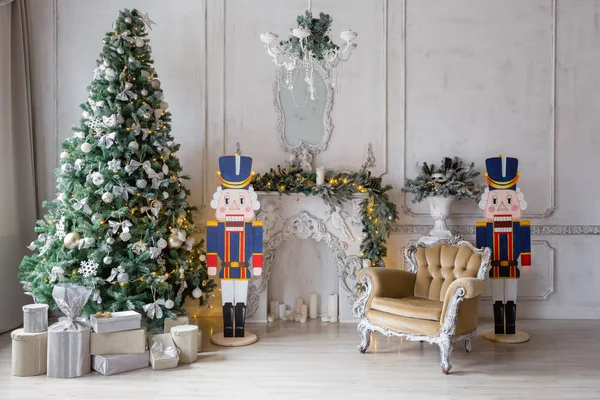 Manhã de Natal. apartamentos clássicos com uma lareira branca, abeto decorado, sofá, janelas grandes e lustre . — Fotografia de Stock
