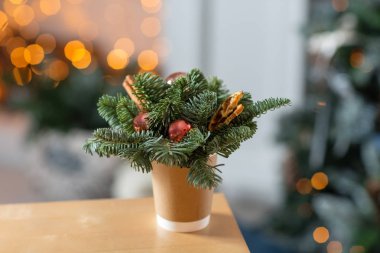 Tekne ahşap bir masa üzerinde kahve bardakları kağıt. Noel süsleri çam ağacı ile kahve kavramı. Arka plan bokeh ampul garland üzerinde