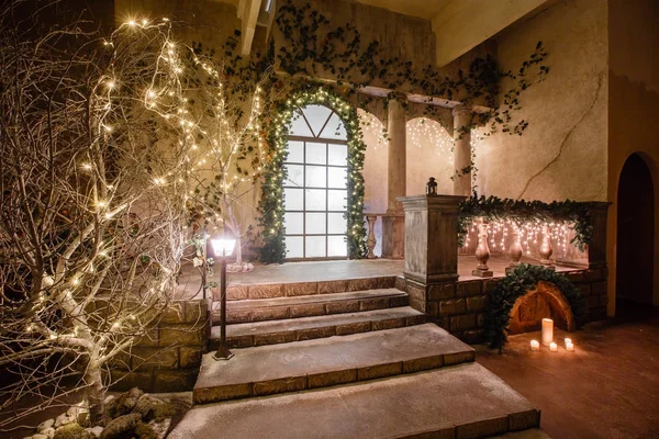 Studio veya Tiyatro sahne. Giriş merdiven ve sütunlar ile eski bir mimaride. Çelenk ve çam dalları ile Noel dekorasyon — Stok fotoğraf