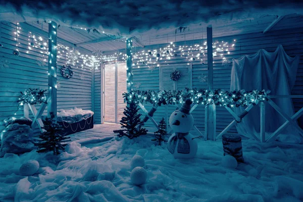 Guirlandas luz da noite. Decoração de boneco de neve de Natal. O terraço com guirlandas de abeto — Fotografia de Stock