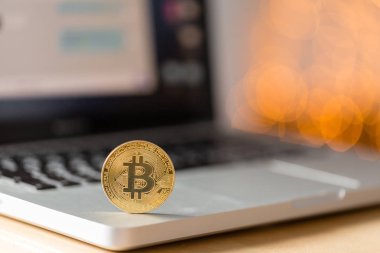 laptop klavye üzerinde para bitcoin. cryptocurrency ticaret kavramı. Para hızlı büyüme.