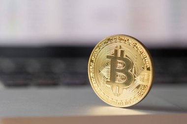 laptop klavye üzerinde para bitcoin. cryptocurrency ticaret kavramı. Para hızlı büyüme.