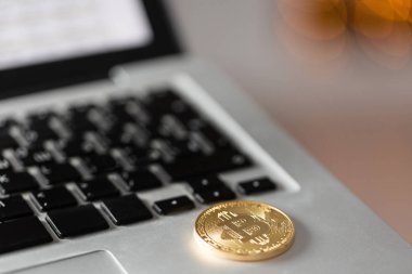 laptop klavye üzerinde para bitcoin. cryptocurrency ticaret kavramı. Para hızlı büyüme.