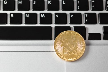 laptop klavye üzerinde para bitcoin. cryptocurrency ticaret kavramı. Para hızlı büyüme.