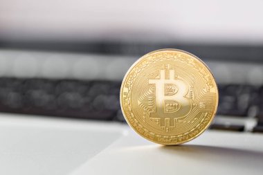 laptop klavye üzerinde para bitcoin. cryptocurrency ticaret kavramı. Para hızlı büyüme.