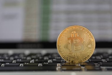 laptop klavye üzerinde para bitcoin. cryptocurrency ticaret kavramı. Para hızlı büyüme.