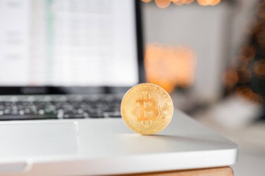 laptop klavye üzerinde para bitcoin. cryptocurrency ticaret kavramı. Para hızlı büyüme.