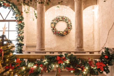 Studio veya Tiyatro sahne. Giriş merdiven ve sütunlar ile eski bir mimaride. Çelenk ve çam dalları ile Noel dekorasyon