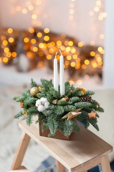 Oficina de decoração de Natal com suas próprias mãos. Caixa de madeira de Natal com ramos de abeto para o feriado. A celebração do ano novo. — Fotografia de Stock